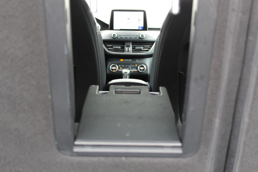 Ford Focus 1.0-125pk EcoBoost Titanium. Erg nette, luxe en goed onderhouden Ford Focus. Volautm. airco dual, stoel-, stuur- en voorraamverw., trekhaak, Xenon verl., LM wielen, navigatie, telefoonvoorb., adaptieve cruise cntrl,  keyless entry/keyless go etc, etc.