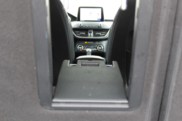 Ford Focus 1.0-125pk EcoBoost Titanium. Erg nette, luxe en goed onderhouden Ford Focus. Volautm. airco dual, stoel-, stuur- en voorraamverw., trekhaak, Xenon verl., LM wielen, navigatie, telefoonvoorb., adaptieve cruise cntrl,  keyless entry/keyless go etc, etc.