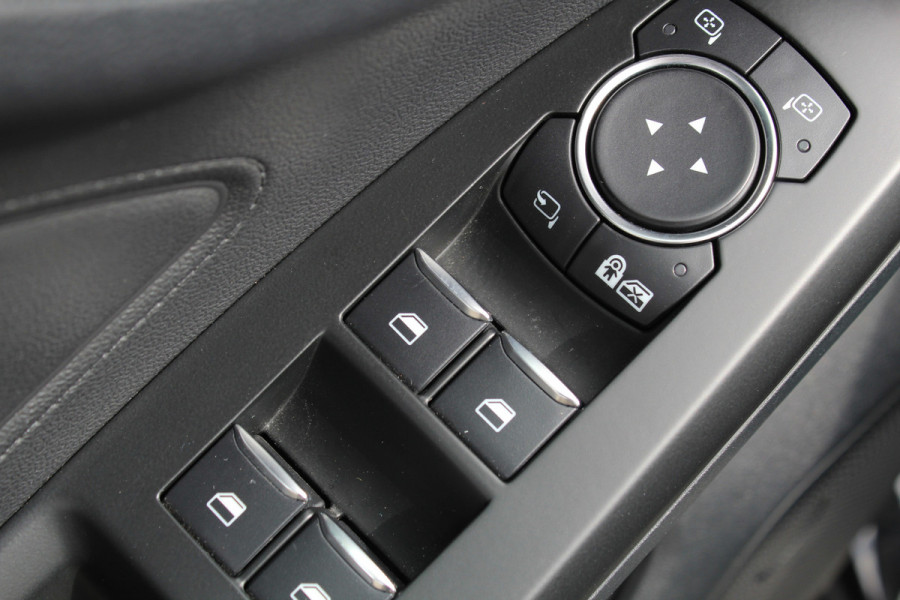 Ford Focus 1.0-125pk EcoBoost Titanium. Erg nette, luxe en goed onderhouden Ford Focus. Volautm. airco dual, stoel-, stuur- en voorraamverw., trekhaak, Xenon verl., LM wielen, navigatie, telefoonvoorb., adaptieve cruise cntrl,  keyless entry/keyless go etc, etc.