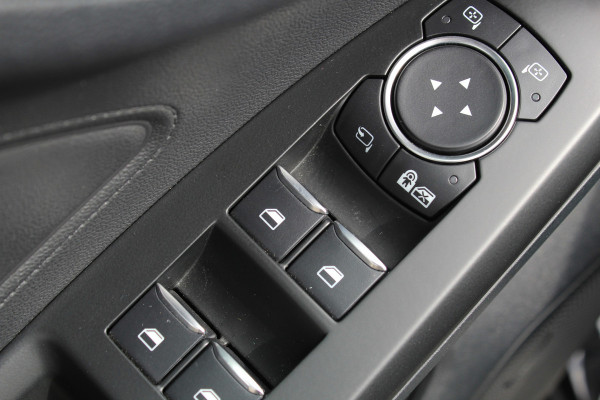 Ford Focus 1.0-125pk EcoBoost Titanium. Erg nette, luxe en goed onderhouden Ford Focus. Volautm. airco dual, stoel-, stuur- en voorraamverw., trekhaak, Xenon verl., LM wielen, navigatie, telefoonvoorb., adaptieve cruise cntrl,  keyless entry/keyless go etc, etc.