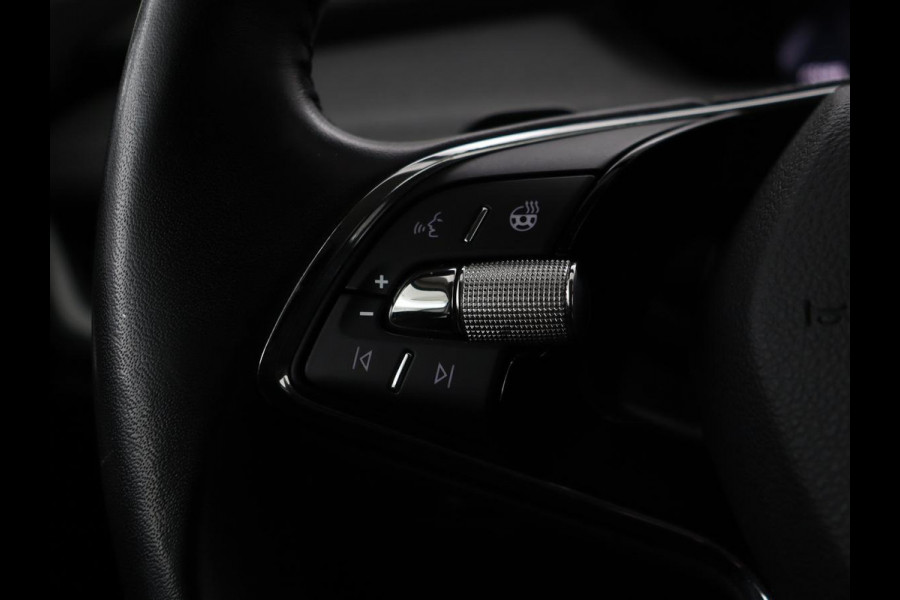 Škoda ENYAQ iV 80 | Stoel & stuurverwarming | Carplay | Keyless | Navigatie | Camera | Half leder | Cruise control | Full LED | Parkeerhulp