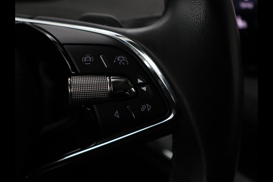 Škoda ENYAQ iV 80 | Stoel & stuurverwarming | Carplay | Keyless | Navigatie | Camera | Half leder | Cruise control | Full LED | Parkeerhulp