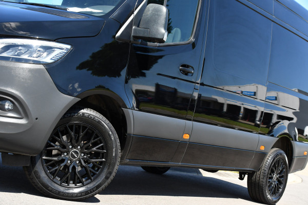 Mercedes-Benz Sprinter 319 3.0 CDI L2H2 Black Edition Adaptieve Cruise, 360 Camera, Carplay, 3500kg Trekhaak, 190PK, LED, Multimedia, Standkachel, Uniek!