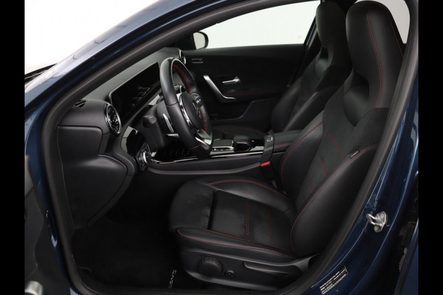 Mercedes-Benz A-Klasse 180 Business Solution AMG | Panoramadak | Stoelverwarming | Carplay | Leder/Alcantara | Camera | Widescreen | Full LED