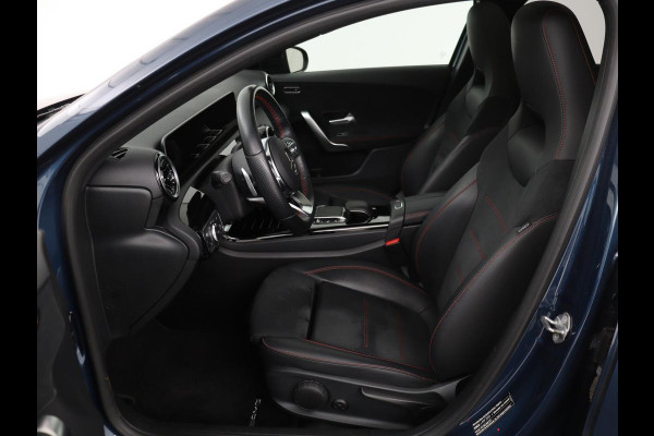 Mercedes-Benz A-Klasse 180 Business Solution AMG | Panoramadak | Stoelverwarming | Carplay | Leder/Alcantara | Camera | Widescreen | Full LED