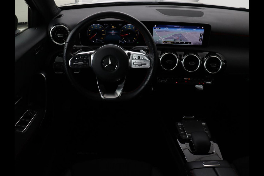 Mercedes-Benz A-Klasse 180 Business Solution AMG | Panoramadak | Stoelverwarming | Carplay | Leder/Alcantara | Camera | Widescreen | Full LED