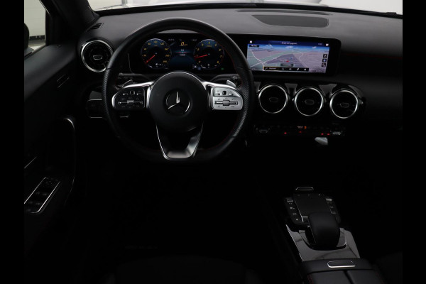 Mercedes-Benz A-Klasse 180 Business Solution AMG | Panoramadak | Stoelverwarming | Carplay | Leder/Alcantara | Camera | Widescreen | Full LED