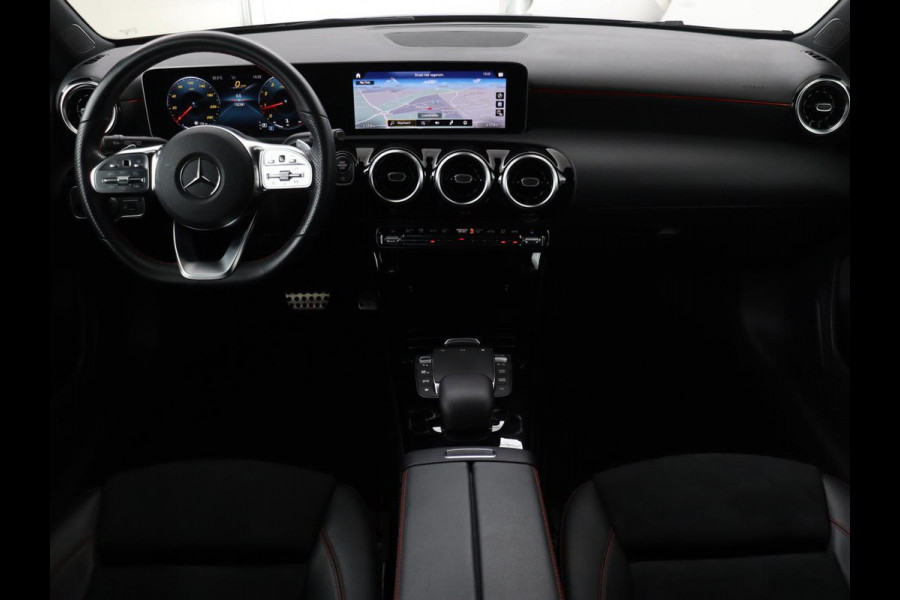 Mercedes-Benz A-Klasse 180 Business Solution AMG | Panoramadak | Stoelverwarming | Carplay | Leder/Alcantara | Camera | Widescreen | Full LED