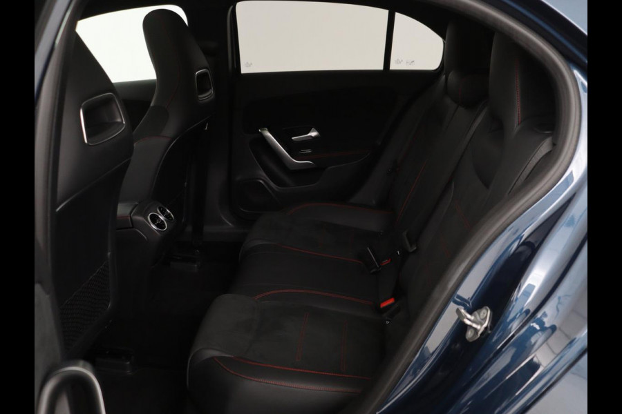Mercedes-Benz A-Klasse 180 Business Solution AMG | Panoramadak | Stoelverwarming | Carplay | Leder/Alcantara | Camera | Widescreen | Full LED
