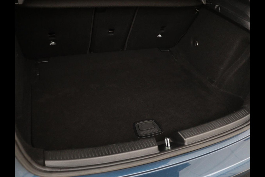 Mercedes-Benz A-Klasse 180 Business Solution AMG | Panoramadak | Stoelverwarming | Carplay | Leder/Alcantara | Camera | Widescreen | Full LED