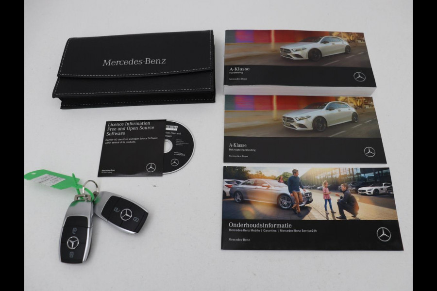 Mercedes-Benz A-Klasse 180 Business Solution AMG | Panoramadak | Stoelverwarming | Carplay | Leder/Alcantara | Camera | Widescreen | Full LED