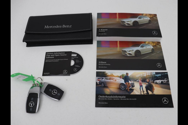 Mercedes-Benz A-Klasse 180 Business Solution AMG | Panoramadak | Stoelverwarming | Carplay | Leder/Alcantara | Camera | Widescreen | Full LED