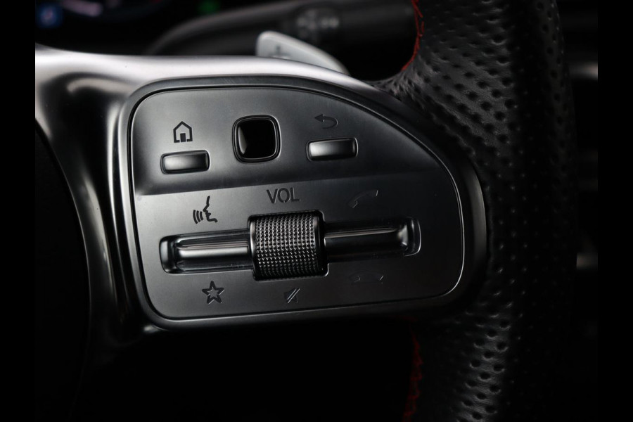 Mercedes-Benz A-Klasse 180 Business Solution AMG | Panoramadak | Stoelverwarming | Carplay | Leder/Alcantara | Camera | Widescreen | Full LED
