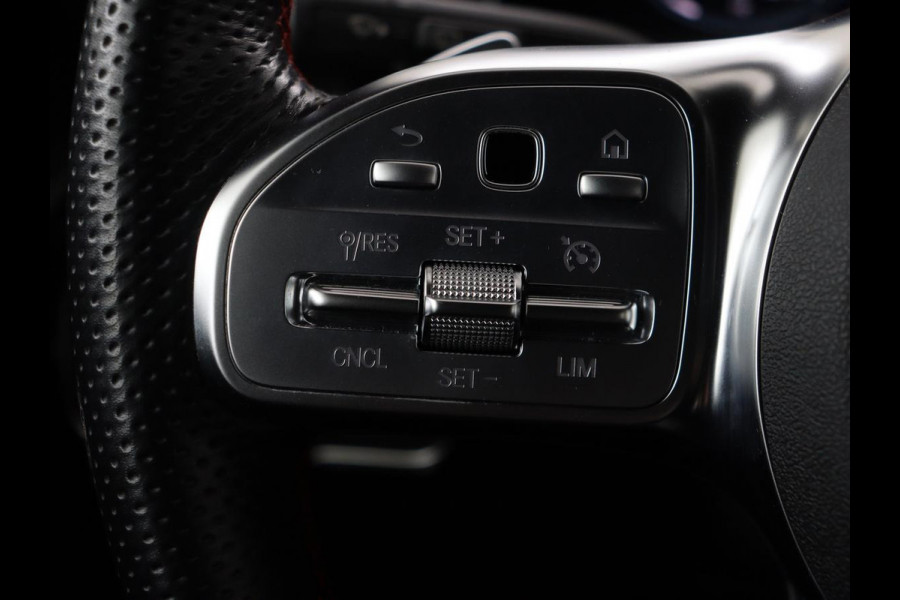 Mercedes-Benz A-Klasse 180 Business Solution AMG | Panoramadak | Stoelverwarming | Carplay | Leder/Alcantara | Camera | Widescreen | Full LED