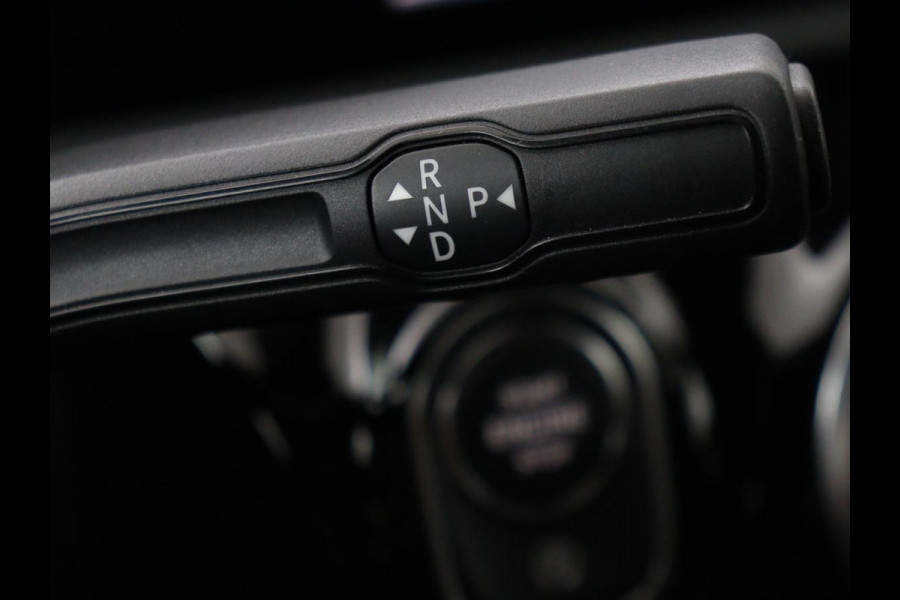 Mercedes-Benz A-Klasse 180 Business Solution AMG | Panoramadak | Stoelverwarming | Carplay | Leder/Alcantara | Camera | Widescreen | Full LED