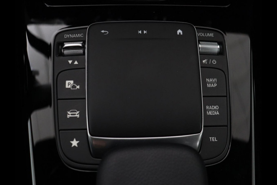 Mercedes-Benz A-Klasse 180 Business Solution AMG | Panoramadak | Stoelverwarming | Carplay | Leder/Alcantara | Camera | Widescreen | Full LED