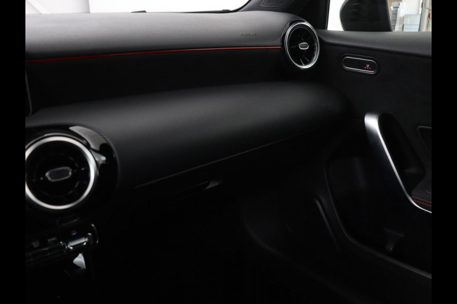 Mercedes-Benz A-Klasse 180 Business Solution AMG | Panoramadak | Stoelverwarming | Carplay | Leder/Alcantara | Camera | Widescreen | Full LED