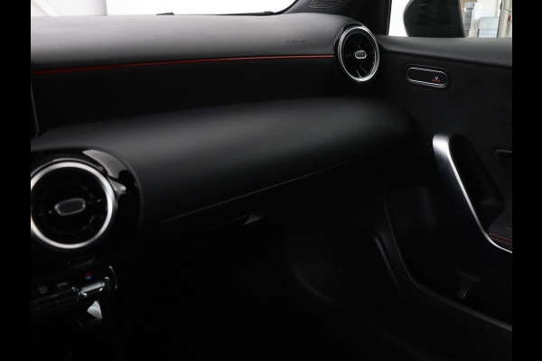 Mercedes-Benz A-Klasse 180 Business Solution AMG | Panoramadak | Stoelverwarming | Carplay | Leder/Alcantara | Camera | Widescreen | Full LED