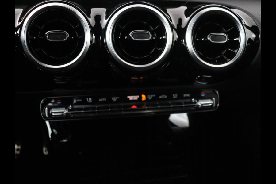 Mercedes-Benz A-Klasse 180 Business Solution AMG | Panoramadak | Stoelverwarming | Carplay | Leder/Alcantara | Camera | Widescreen | Full LED