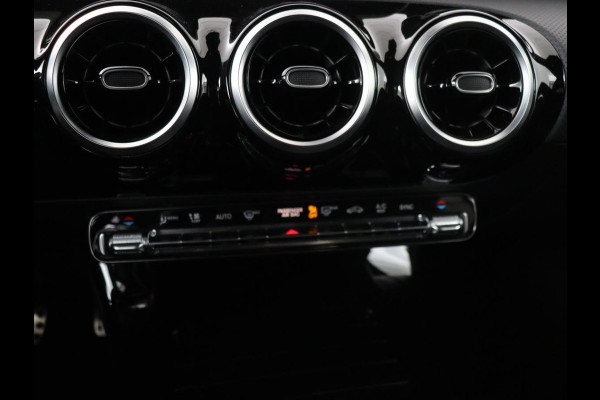 Mercedes-Benz A-Klasse 180 Business Solution AMG | Panoramadak | Stoelverwarming | Carplay | Leder/Alcantara | Camera | Widescreen | Full LED