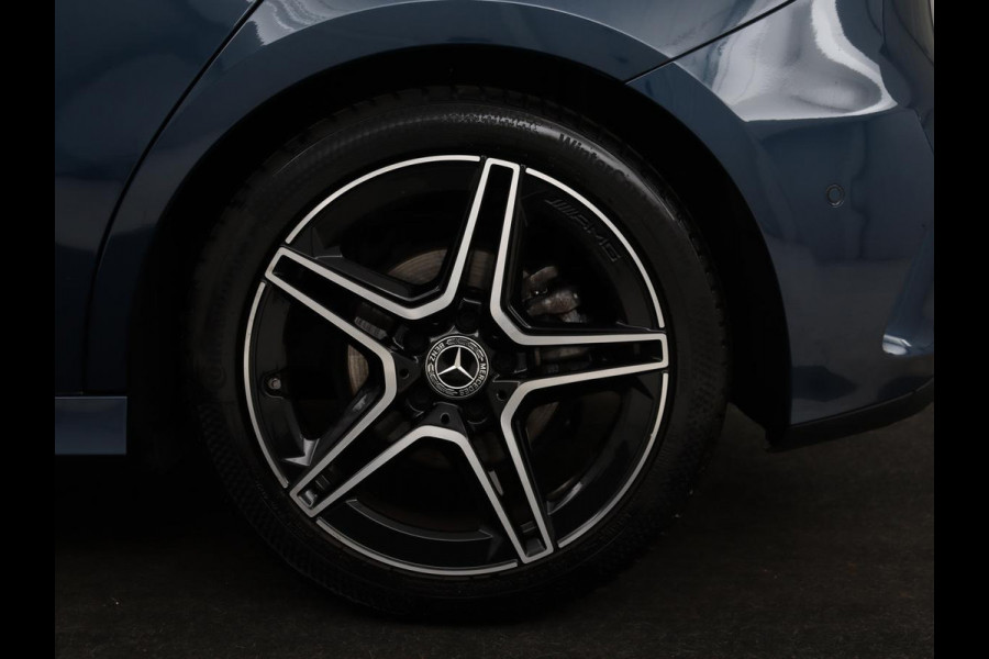 Mercedes-Benz A-Klasse 180 Business Solution AMG | Panoramadak | Stoelverwarming | Carplay | Leder/Alcantara | Camera | Widescreen | Full LED