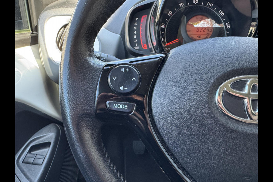 Toyota Aygo 1.0 VVT-i X-Joy | Apple CarPlay/Android Auto, Lichtmetalen velgen, Parkeercamera, Stuurbediening, In hoogte verstelbare stoel
