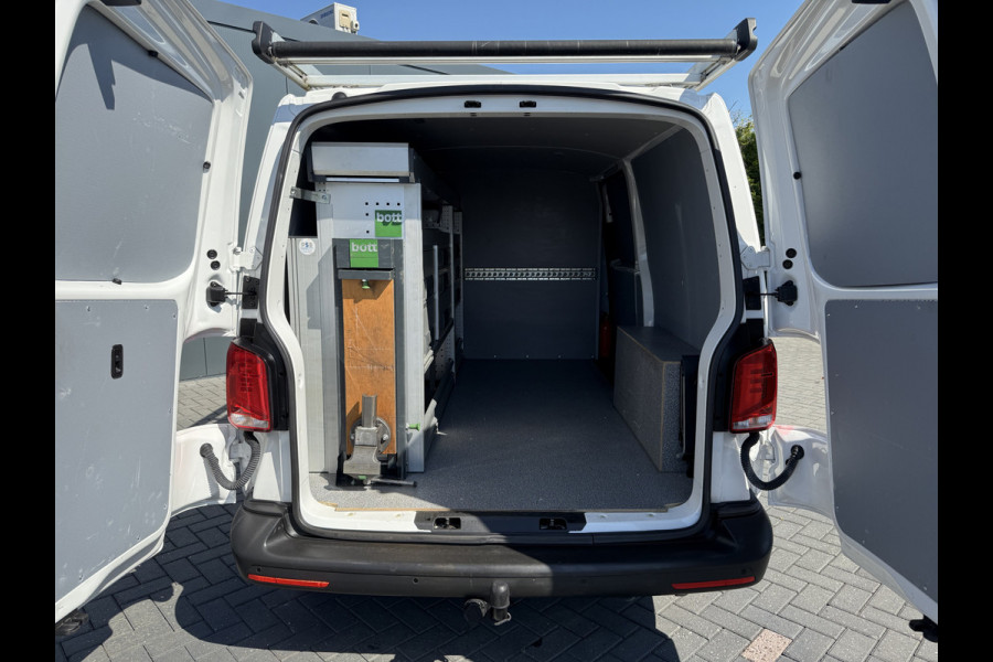 Volkswagen Transporter 2.0 TDI 150 PK COMFORTLINE / L2H1 / IMPERIAAL / INRICHTING / TREKHAAK / AIRCO / CRUISE / NAVI / CARPLAY