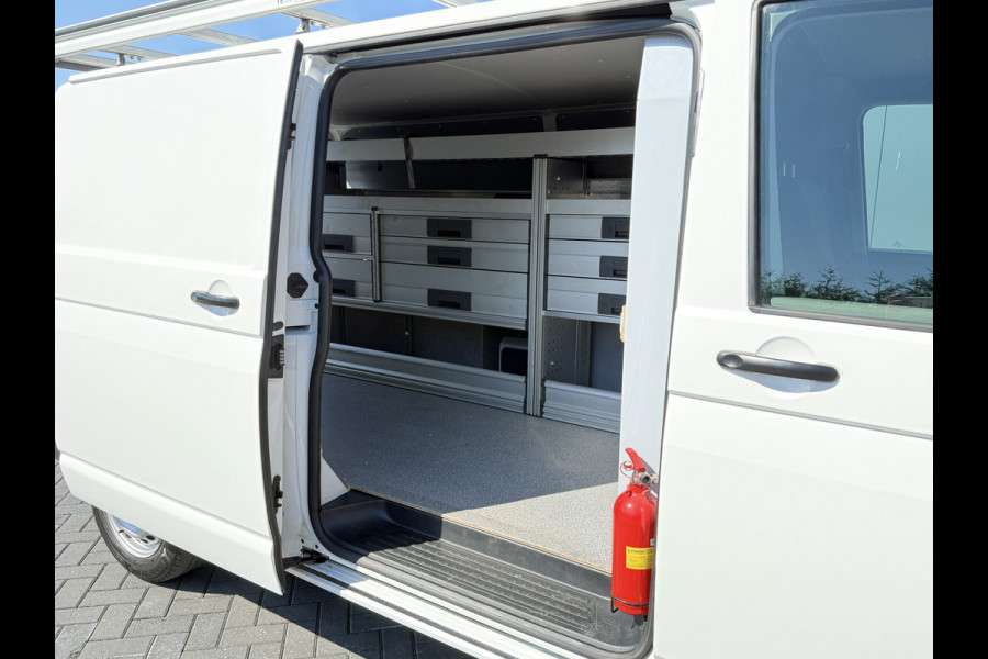 Volkswagen Transporter 2.0 TDI 150 PK COMFORTLINE / L2H1 / IMPERIAAL / INRICHTING / TREKHAAK / AIRCO / CRUISE / NAVI / CARPLAY