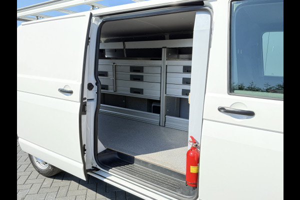 Volkswagen Transporter 2.0 TDI 150 PK COMFORTLINE / L2H1 / IMPERIAAL / INRICHTING / TREKHAAK / AIRCO / CRUISE / NAVI / CARPLAY