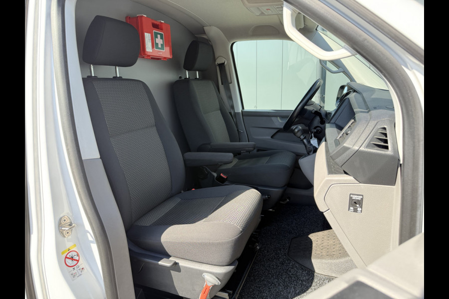 Volkswagen Transporter 2.0 TDI 150 PK COMFORTLINE / L2H1 / IMPERIAAL / INRICHTING / TREKHAAK / AIRCO / CRUISE / NAVI / CARPLAY