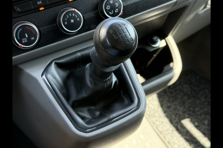 Volkswagen Transporter 2.0 TDI 150 PK COMFORTLINE / L2H1 / IMPERIAAL / INRICHTING / TREKHAAK / AIRCO / CRUISE / NAVI / CARPLAY