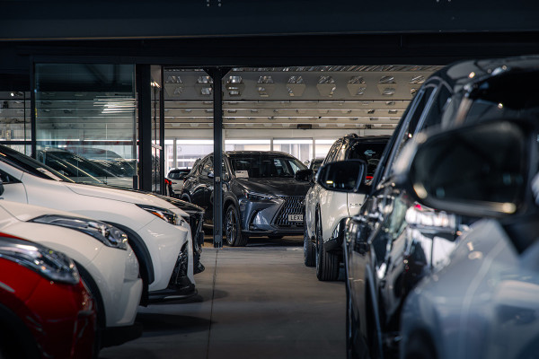 Toyota C-HR Plug-in Hybrid Executive Plus | Panoramadak, 360 Camera, Elektrische achterklep, Stoel + Stuurverwarming, JBL, Geheugenfunctie