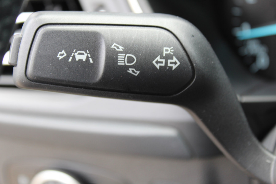 Ford Focus 1.0-125pk EcoBoost Titanium. Erg nette, luxe en goed onderhouden Ford Focus. Volautm. airco dual, stoel-, stuur- en voorraamverw., trekhaak, Xenon verl., LM wielen, navigatie, telefoonvoorb., adaptieve cruise cntrl,  keyless entry/keyless go etc, etc.