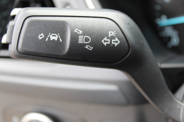 Ford Focus 1.0-125pk EcoBoost Titanium. Erg nette, luxe en goed onderhouden Ford Focus. Volautm. airco dual, stoel-, stuur- en voorraamverw., trekhaak, Xenon verl., LM wielen, navigatie, telefoonvoorb., adaptieve cruise cntrl,  keyless entry/keyless go etc, etc.