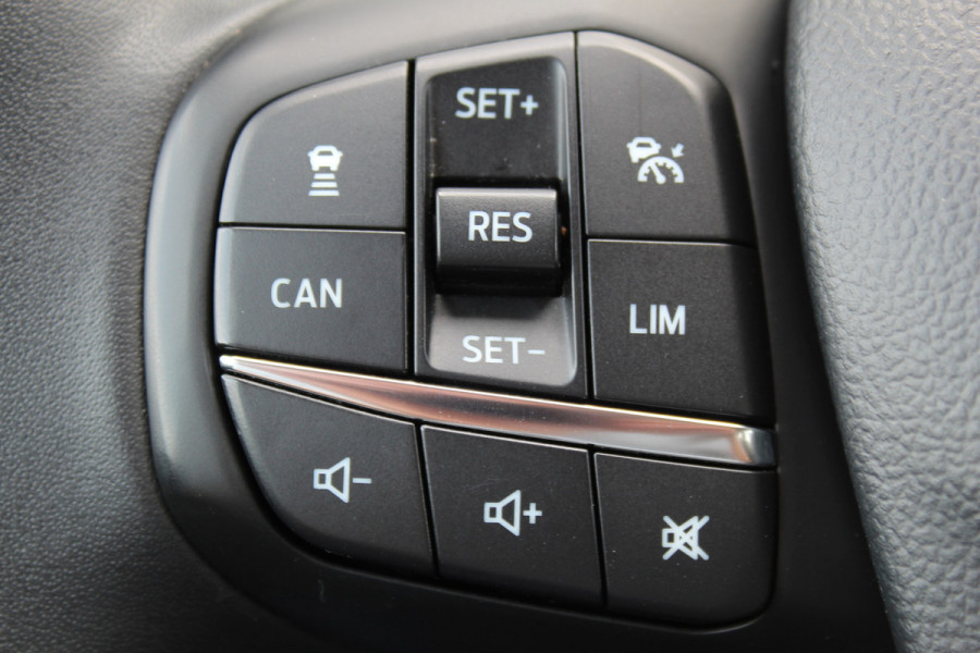 Ford Focus 1.0-125pk EcoBoost Titanium. Erg nette, luxe en goed onderhouden Ford Focus. Volautm. airco dual, stoel-, stuur- en voorraamverw., trekhaak, Xenon verl., LM wielen, navigatie, telefoonvoorb., adaptieve cruise cntrl,  keyless entry/keyless go etc, etc.