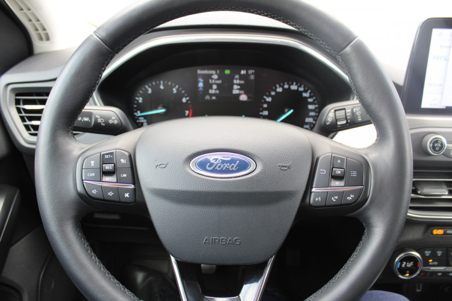 Ford Focus 1.0-125pk EcoBoost Titanium. Erg nette, luxe en goed onderhouden Ford Focus. Volautm. airco dual, stoel-, stuur- en voorraamverw., trekhaak, Xenon verl., LM wielen, navigatie, telefoonvoorb., adaptieve cruise cntrl,  keyless entry/keyless go etc, etc.