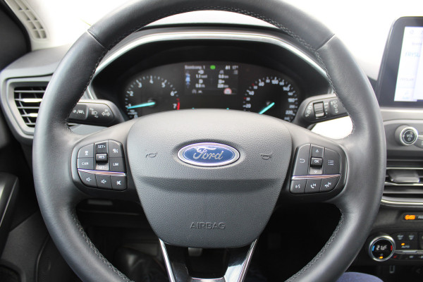 Ford Focus 1.0-125pk EcoBoost Titanium. Erg nette, luxe en goed onderhouden Ford Focus. Volautm. airco dual, stoel-, stuur- en voorraamverw., trekhaak, Xenon verl., LM wielen, navigatie, telefoonvoorb., adaptieve cruise cntrl,  keyless entry/keyless go etc, etc.