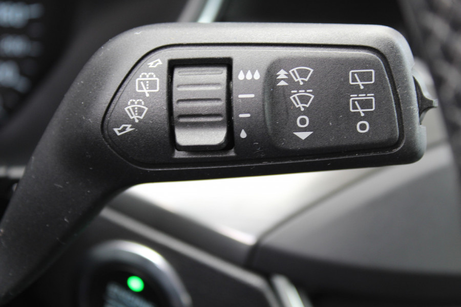 Ford Focus 1.0-125pk EcoBoost Titanium. Erg nette, luxe en goed onderhouden Ford Focus. Volautm. airco dual, stoel-, stuur- en voorraamverw., trekhaak, Xenon verl., LM wielen, navigatie, telefoonvoorb., adaptieve cruise cntrl,  keyless entry/keyless go etc, etc.