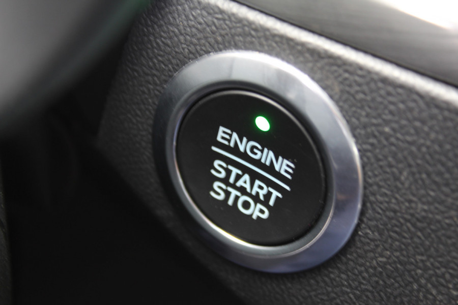 Ford Focus 1.0-125pk EcoBoost Titanium. Erg nette, luxe en goed onderhouden Ford Focus. Volautm. airco dual, stoel-, stuur- en voorraamverw., trekhaak, Xenon verl., LM wielen, navigatie, telefoonvoorb., adaptieve cruise cntrl,  keyless entry/keyless go etc, etc.