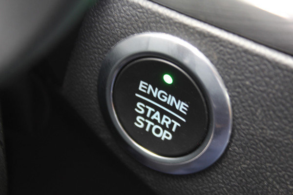 Ford Focus 1.0-125pk EcoBoost Titanium. Erg nette, luxe en goed onderhouden Ford Focus. Volautm. airco dual, stoel-, stuur- en voorraamverw., trekhaak, Xenon verl., LM wielen, navigatie, telefoonvoorb., adaptieve cruise cntrl,  keyless entry/keyless go etc, etc.