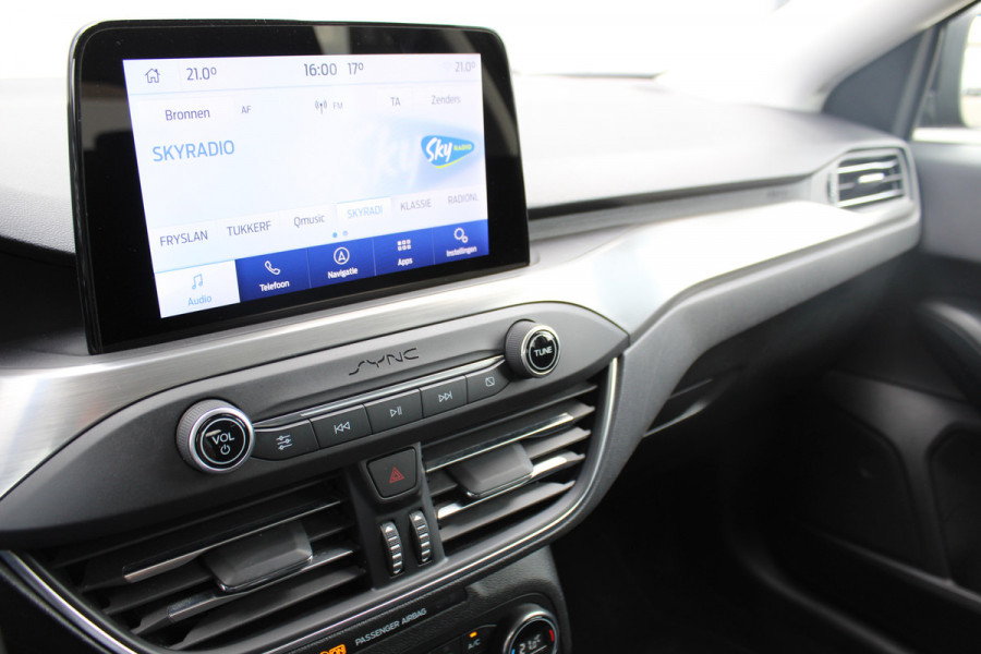 Ford Focus 1.0-125pk EcoBoost Titanium. Erg nette, luxe en goed onderhouden Ford Focus. Volautm. airco dual, stoel-, stuur- en voorraamverw., trekhaak, Xenon verl., LM wielen, navigatie, telefoonvoorb., adaptieve cruise cntrl,  keyless entry/keyless go etc, etc.