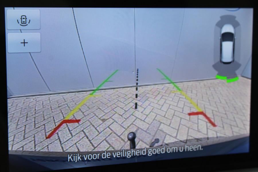 Ford Focus 1.0-125pk EcoBoost Titanium. Erg nette, luxe en goed onderhouden Ford Focus. Volautm. airco dual, stoel-, stuur- en voorraamverw., trekhaak, Xenon verl., LM wielen, navigatie, telefoonvoorb., adaptieve cruise cntrl,  keyless entry/keyless go etc, etc.