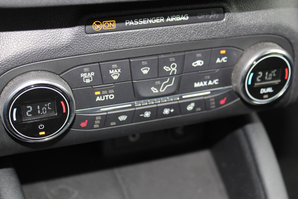 Ford Focus 1.0-125pk EcoBoost Titanium. Erg nette, luxe en goed onderhouden Ford Focus. Volautm. airco dual, stoel-, stuur- en voorraamverw., trekhaak, Xenon verl., LM wielen, navigatie, telefoonvoorb., adaptieve cruise cntrl,  keyless entry/keyless go etc, etc.