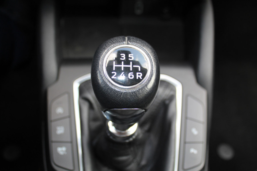 Ford Focus 1.0-125pk EcoBoost Titanium. Erg nette, luxe en goed onderhouden Ford Focus. Volautm. airco dual, stoel-, stuur- en voorraamverw., trekhaak, Xenon verl., LM wielen, navigatie, telefoonvoorb., adaptieve cruise cntrl,  keyless entry/keyless go etc, etc.