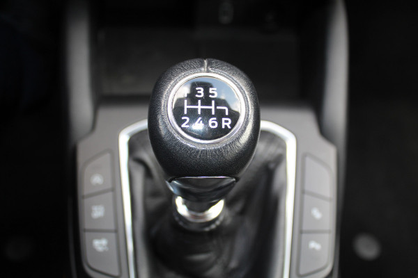 Ford Focus 1.0-125pk EcoBoost Titanium. Erg nette, luxe en goed onderhouden Ford Focus. Volautm. airco dual, stoel-, stuur- en voorraamverw., trekhaak, Xenon verl., LM wielen, navigatie, telefoonvoorb., adaptieve cruise cntrl,  keyless entry/keyless go etc, etc.