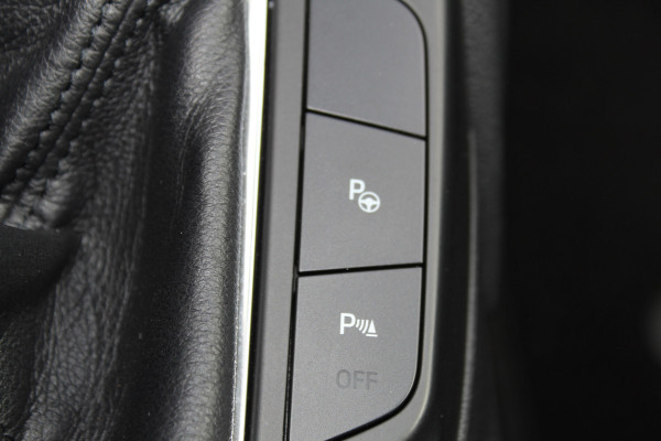 Ford Focus 1.0-125pk EcoBoost Titanium. Erg nette, luxe en goed onderhouden Ford Focus. Volautm. airco dual, stoel-, stuur- en voorraamverw., trekhaak, Xenon verl., LM wielen, navigatie, telefoonvoorb., adaptieve cruise cntrl,  keyless entry/keyless go etc, etc.