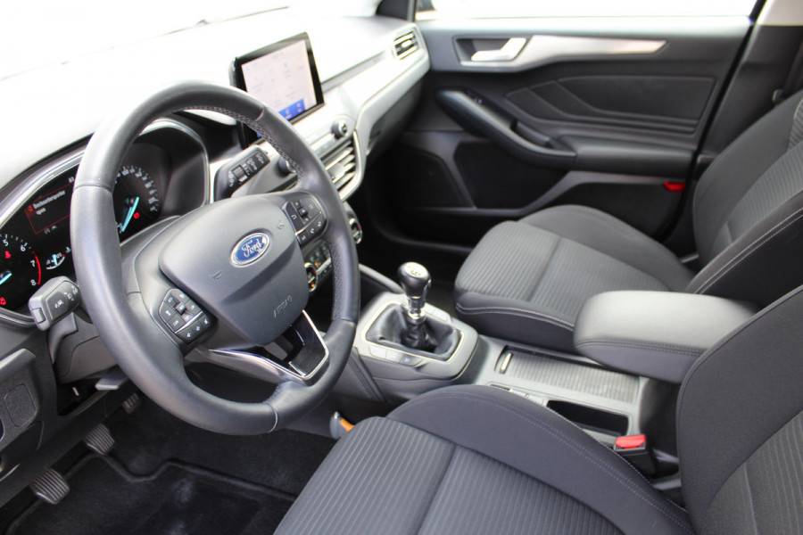 Ford Focus 1.0-125pk EcoBoost Titanium. Erg nette, luxe en goed onderhouden Ford Focus. Volautm. airco dual, stoel-, stuur- en voorraamverw., trekhaak, Xenon verl., LM wielen, navigatie, telefoonvoorb., adaptieve cruise cntrl,  keyless entry/keyless go etc, etc.