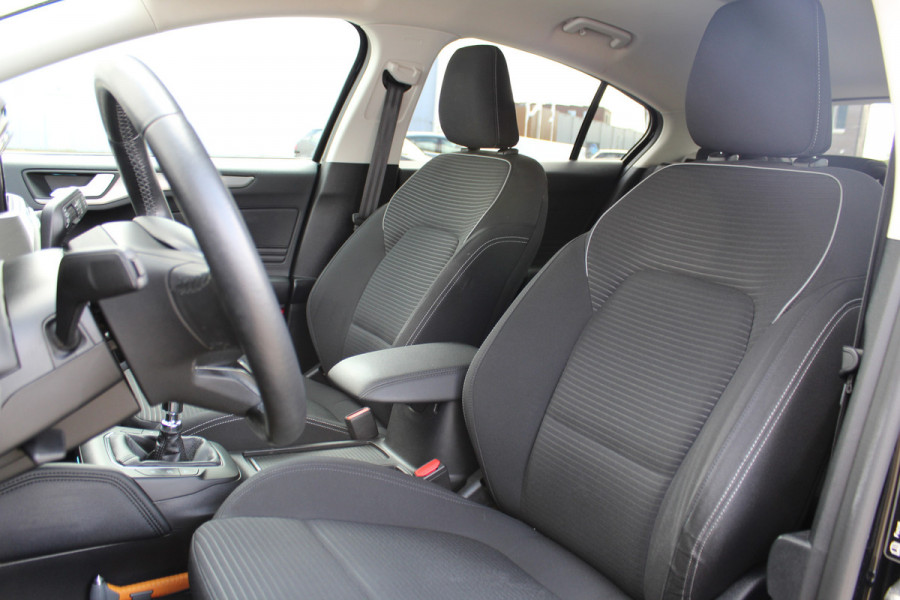 Ford Focus 1.0-125pk EcoBoost Titanium. Erg nette, luxe en goed onderhouden Ford Focus. Volautm. airco dual, stoel-, stuur- en voorraamverw., trekhaak, Xenon verl., LM wielen, navigatie, telefoonvoorb., adaptieve cruise cntrl,  keyless entry/keyless go etc, etc.