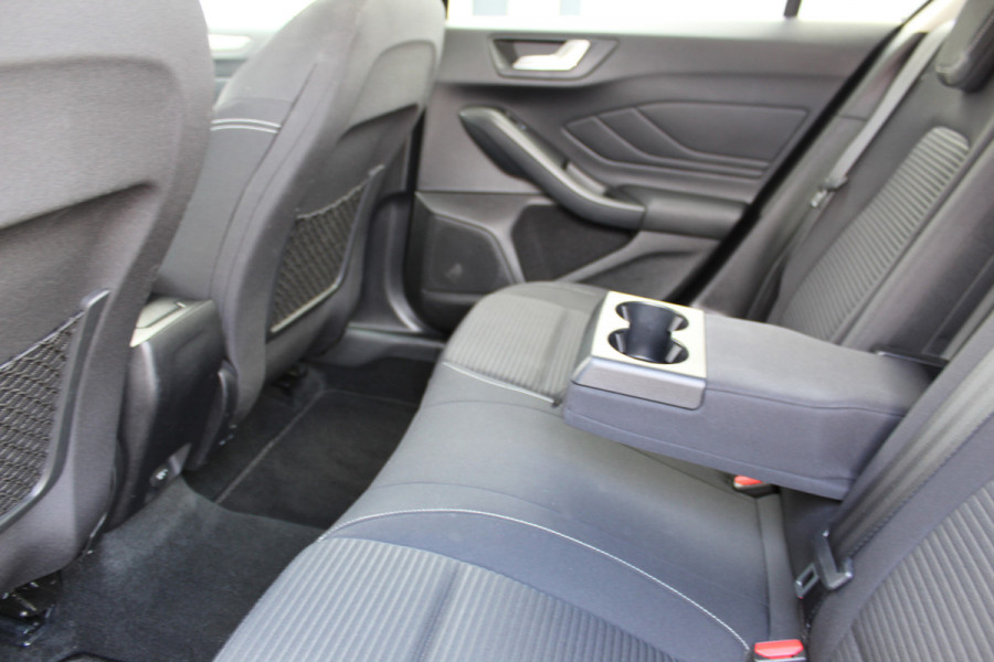 Ford Focus 1.0-125pk EcoBoost Titanium. Erg nette, luxe en goed onderhouden Ford Focus. Volautm. airco dual, stoel-, stuur- en voorraamverw., trekhaak, Xenon verl., LM wielen, navigatie, telefoonvoorb., adaptieve cruise cntrl,  keyless entry/keyless go etc, etc.
