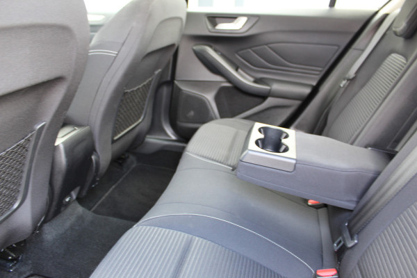 Ford Focus 1.0-125pk EcoBoost Titanium. Erg nette, luxe en goed onderhouden Ford Focus. Volautm. airco dual, stoel-, stuur- en voorraamverw., trekhaak, Xenon verl., LM wielen, navigatie, telefoonvoorb., adaptieve cruise cntrl,  keyless entry/keyless go etc, etc.